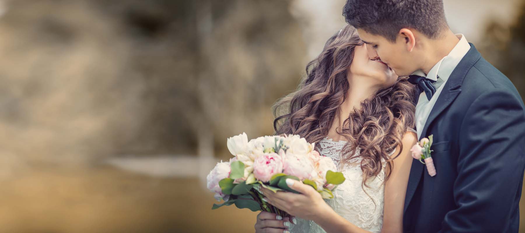 Ein Paar freut sich über den Tag der Hochzeit mit Eheringen von GOLDSTAR