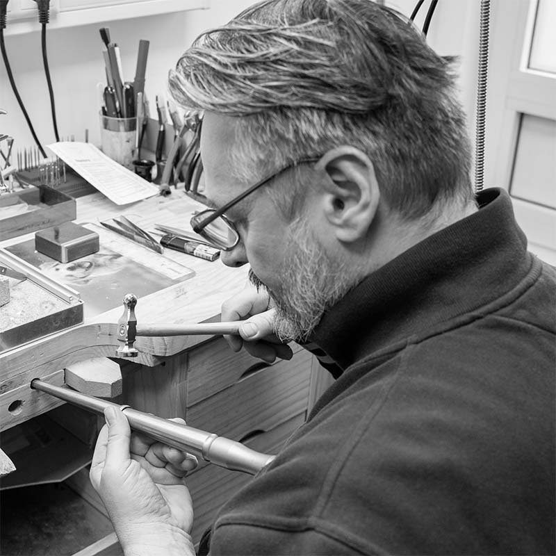 Geschäftsführer Gabor Töser bearbeitet einen Trauring