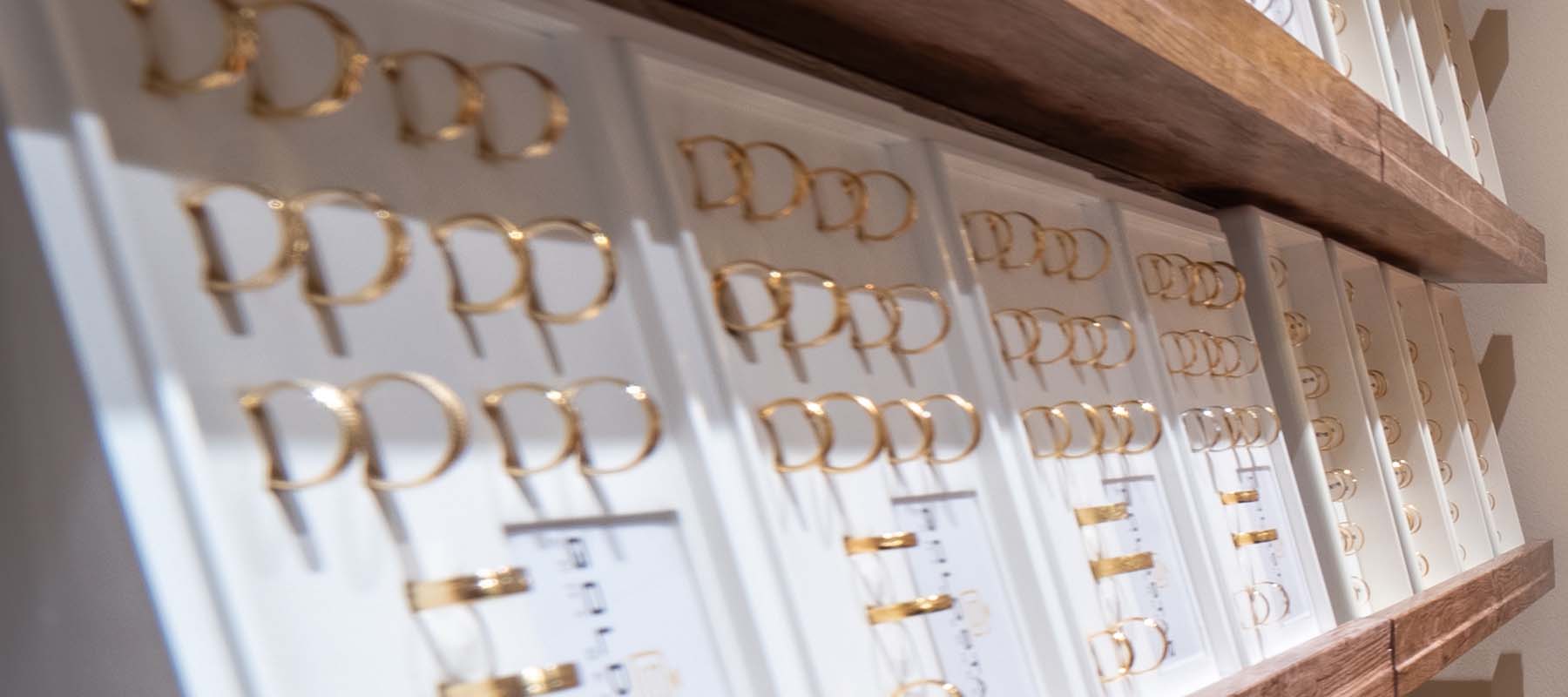 Verlobungsringe im Aussteller im Ladengeschäft von GOLDSTAR