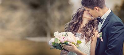 Ein Paar freut sich über den Tag der Hochzeit mit Eheringen von GOLDSTAR