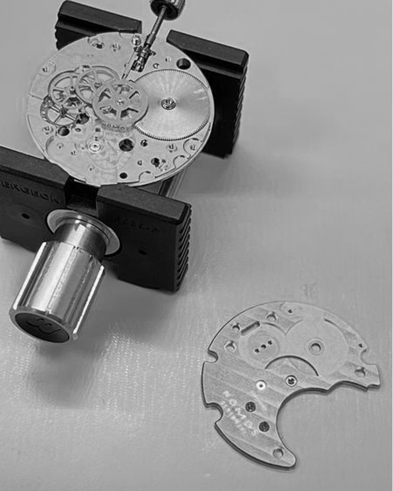 Geschäftsführer und Goldschmid Gabor Töser bearbeitet einen Trauring